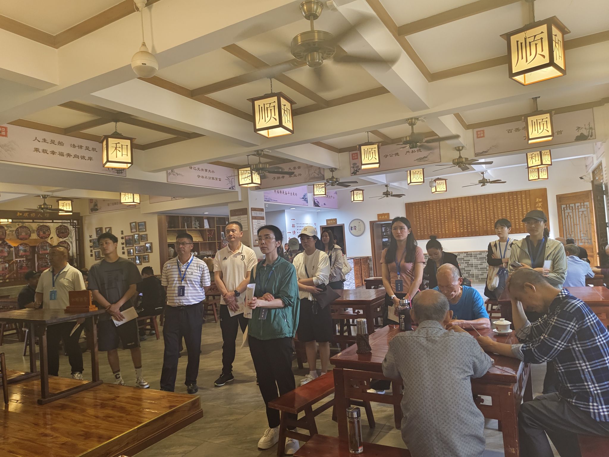 政协迪庆藏族自治州第十三届委员会第四期政协委员(干部)履职能力提升培训班现场教学——和顺茶馆